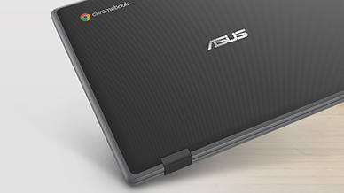 En stängd ASUS Chromebook vars alla kanter är täckta av en gummibumper visas när den träffar marken utan fysiska skador.